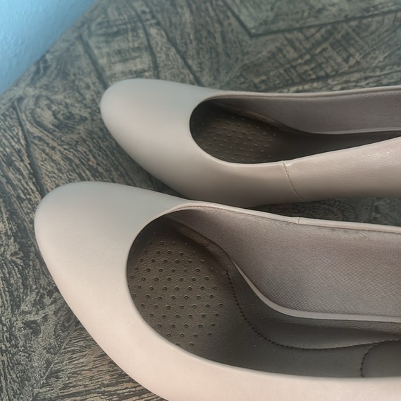 Life Stride Tan Heels Elegant Comfort - Picture 10 of 13
